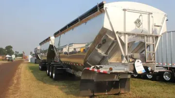 Канадские алюминиевые зерновозы от Raglan Trailers представили на выставке Ag in Motion 2025